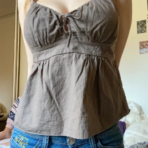 Brandy Melville linne - Brunt linne ifrån Brandy Melville. Använd fåtal gånger. Storlek One size.  (inte mina bilder, be om fler bilder)