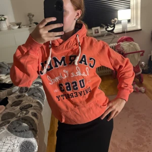 Hoodie - Orange rosa hoodie med snören , använd men i fint skick!