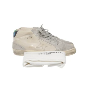 Golden Goose gråa sneakers i mocka - Golden Goose sneakers i grå mocka och skinn med ikonisk stjärndetalj på sidan. Mellanhöga med snörning, vit och beige sula med vintage-look. Bakparti i svart med blå text och grön flik. Perfekta för en cool streetstil, lite smutsiga och finns defekter