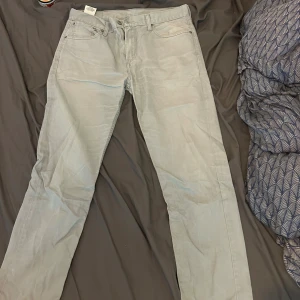 Ljusgrå Levi's 508 jeans W32 L32 - Säljer ett par ljusgrå Levi's 508 jeans med klassisk femficksdesign och raka ben. Jeansen har en snygg, enkel look och är tillverkade i bomull. Perfekta för dig som gillar en stilren och avslappnad vibe.