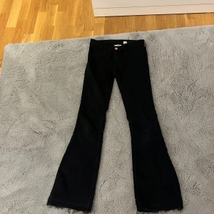 Svarta bootcut jeans med rå kant - Super snygga svarta jeans nu till hösten! Säljer då jag köpte ett par nya, de passade perfekt för mig som brukar ha 32/34 i jeans!💞 Lågmidjade & bootcut ❤️Inga defekter men dom är använda så dom är i mycket bra skick! Har sprättat upp de där nere så att de passar mig som är 165-167 ungefär💕 Skicka gärna prisförslag eller använd köp nu, tveka inte om ni har några frågor!💓
