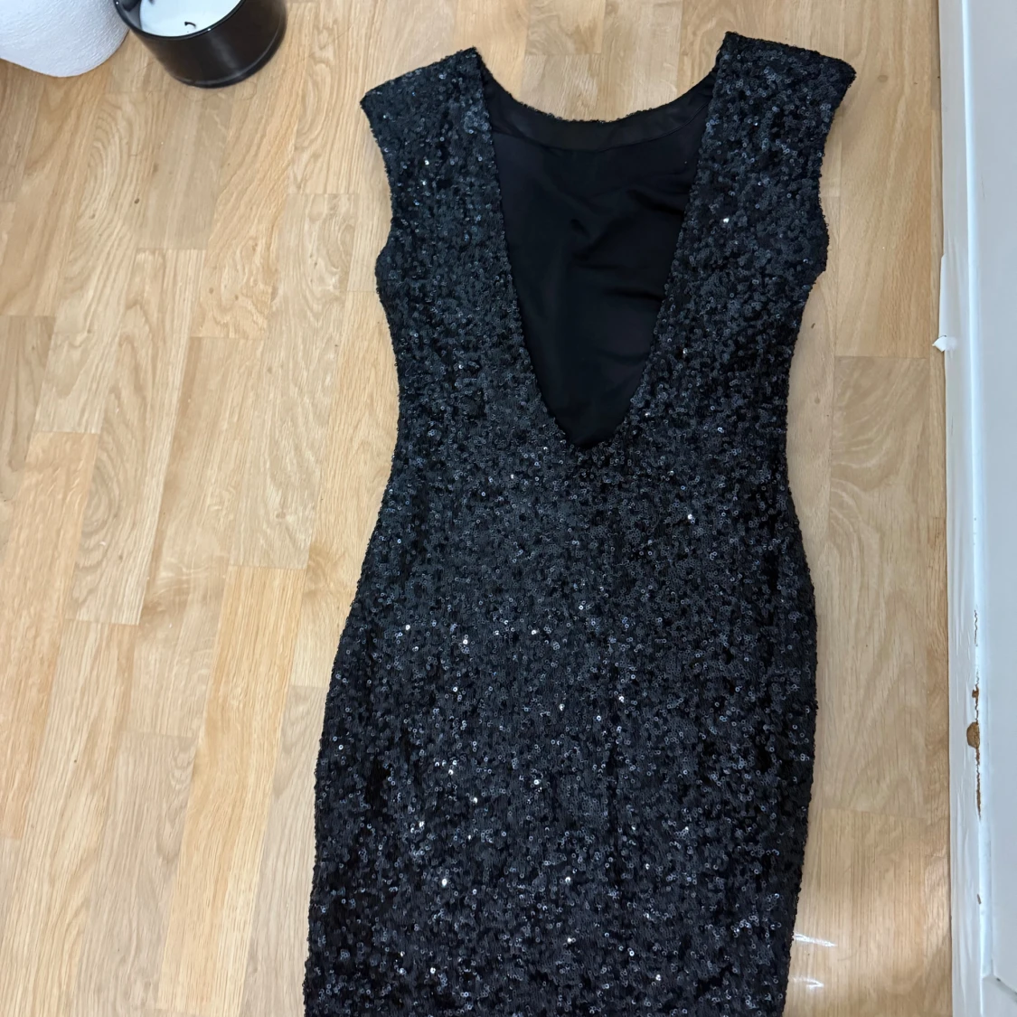 Svart glittrig paljettklänning - 1