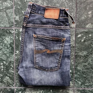 Nudie jeans  - Väldigt snygga använda Nudie jeans, defekt midjan som ni ser. Märks ej och kan ju lätt fixas. Mått A: 40 B: 104. Modellen är 180,75 kg. Kom med frågor! Lite dyrare för hur snygga dem e! 