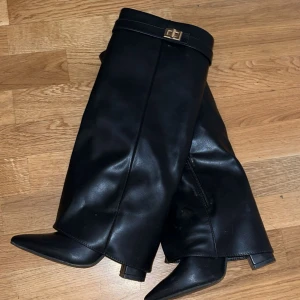 Svarta höga stövlar med spetsig tå - Säljer mina svin snygga svarta höga stövlar, storlek 36. Dom är endast använda en gång då jag insåg att jag inte kan gå i högklackat, så skicket är som nytt! Dom perfekta stövlarna nu till hösten till både fest och middagar💋💋💋köptes på en hemsida som jag inte kommer ihåg namnet på men upplever att kvaliteten är väldigt bra!