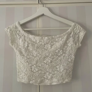 Hollister topp - Söt kort topp i spets🫶🏻