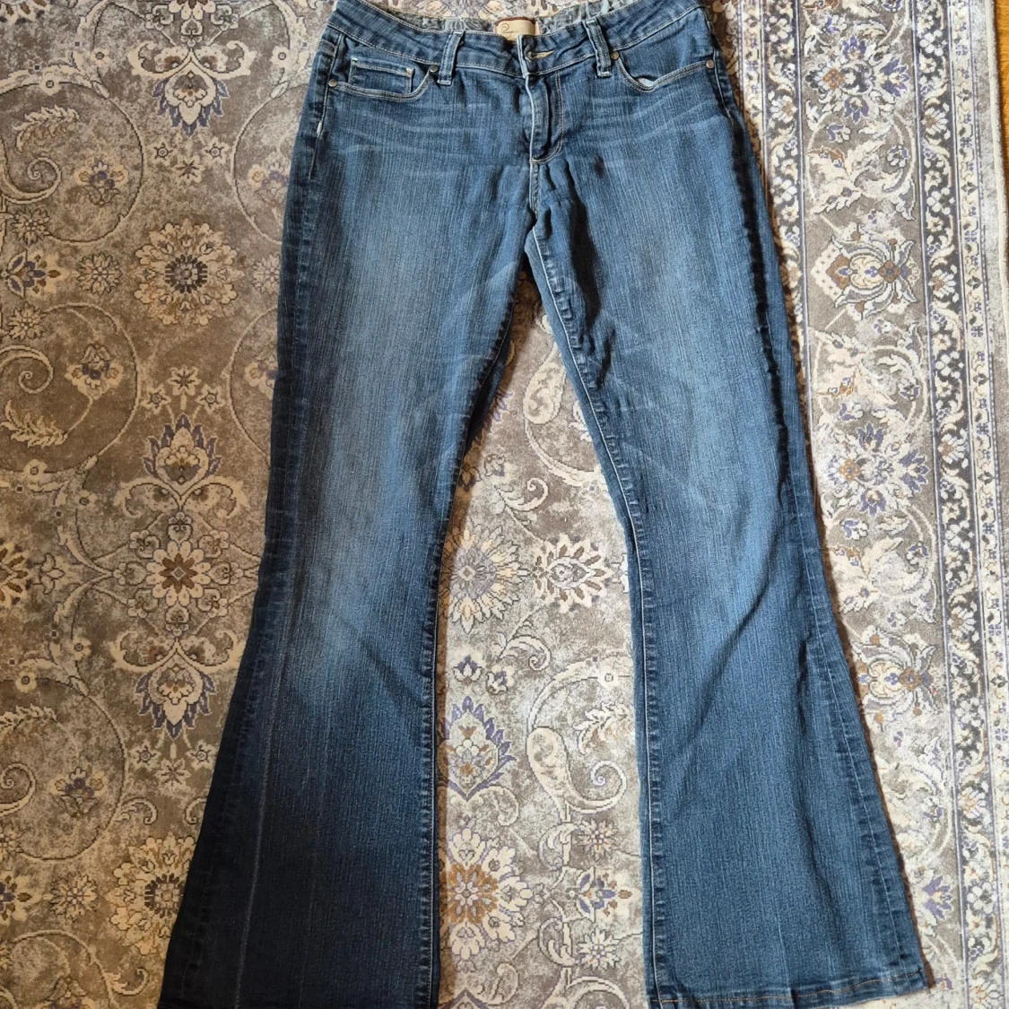 Blå bootcut jeans från Paige - 1