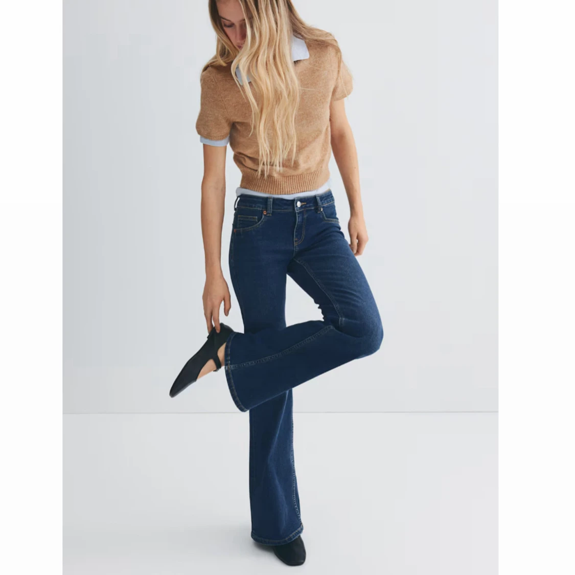 Blå bootcut jeans från hm - 1