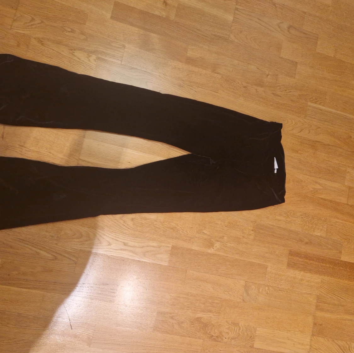 Svarta sammetsbyxor med bootcut