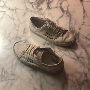 Vita sneakers ifrån saint Laurent - Hejsan! Jag säljer nu dessa riktigt feta skor ifrån saint Laurent i storlek 39-40. Den är inte i jätte bra skick och jag har tyvärr ingen box till skorna, dem är självklart äkta men jag har tyvärr inget kvitto eller box. Hör av er om ni har några frågor!☺️