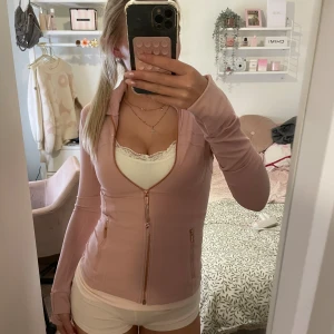 Lululemon define jacket - Snygg ljusrosa define jacket träningsjacka från Lululemon. Storlek 2. Använd under 10 gånger. 💗 Tryck gärna på köp nu! 