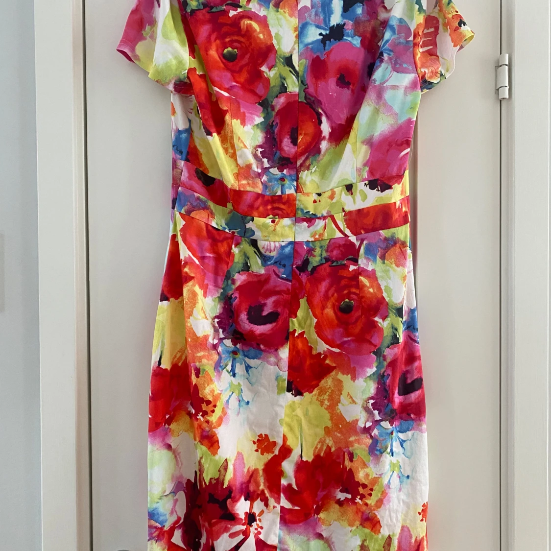 Färgstark blommig kortklänning - 2