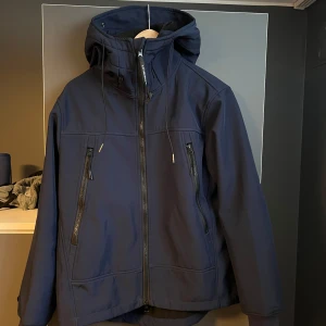 C.P Company Google Jacket - Jag säljer min C.P company jacka. Väldigt snygg och komfortabel jacka som är perfekt till dom medelkalla dagarna. Säljer eftersom den inte kommer till någon användning. Hör av dig om du har någon fråga!