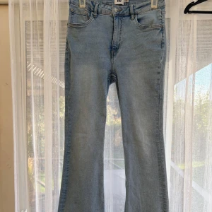 Bootcut jeans i ljusblå denim, 157 L - Snygga bootcut jeans från 157 i ljusblå denim. Modellen har klassisk femficksdesign, full längd och en riktigt skön passform. Perfekta för dig som gillar retrovibbar och vill ha ett par jeans med lite utsvängda ben. Dom är endast provade, men va lite snabb med att rycka bort prislapparna så fick inte lämna tillbaka