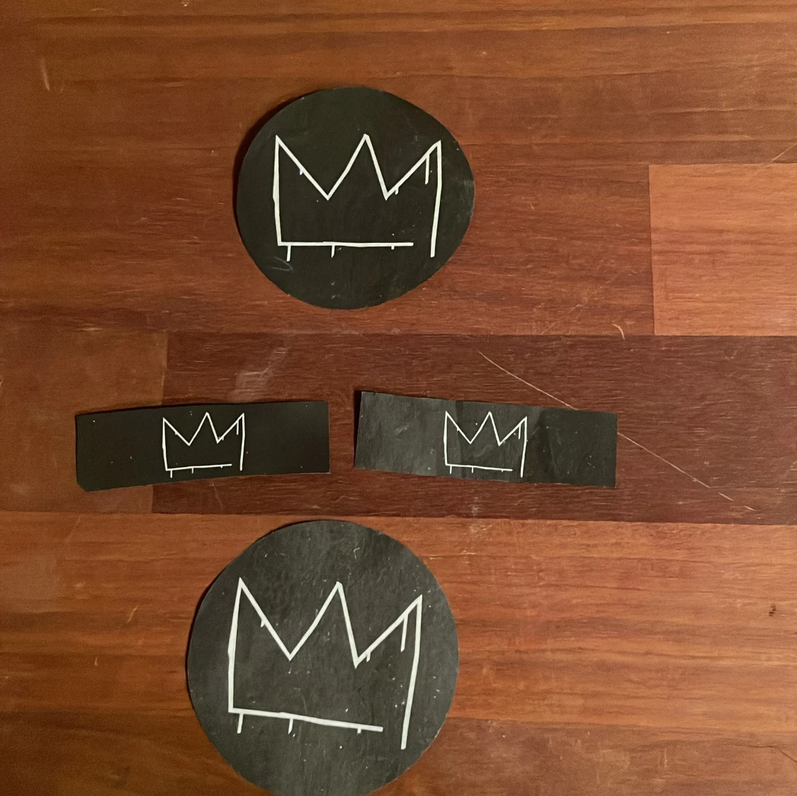 Svarta hov1 konfetti från deras sista konsert på gärdet