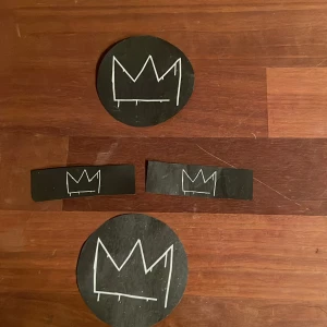 Svarta hov1 konfetti från deras sista konsert på gärdet  - Svart konfetti med vit krona-design från Hov1-konserten. Perfekt som minne eller samlarobjekt för dig som gillar Hov1.