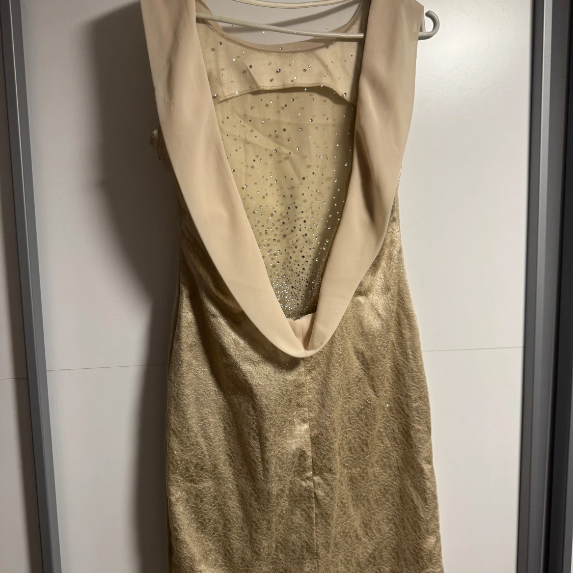 Champagnefärgad kortklänning med paljetter