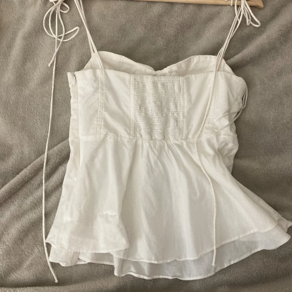 Vit linnetopp från Zara med snörning - 1