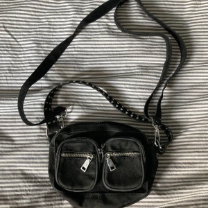 Normal väska - Svart väska från Norella i toppenskick!                Kolla gärna in mina andra annonser och om du vill köpa flera varor så kan vi komma överens om ett bra paketpris! Det finns just nu möjlighet till fri frakt!!!!