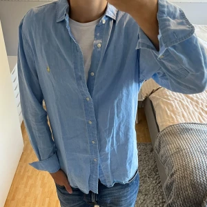 Polo Ralph Lauren Slim Fit Linneskjorta - Polo Ralph Lauren Slim Fit Linneskjorta | Storlek: M, passar dig mellan 180-190 cm | Skick: 9/10, använd fåtal gånger | Bara att skriva vid funderingar✍️