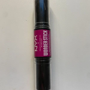NYX Wonder Stick Cream Rouge Duo - Knappt använd!!! NYX Wonder Stick är ett dubbelsidigt krämrouge med två färger: en varm terrakotta och en djup hallonröd. Stiftet har en smidig, rundad form som gör det enkelt att applicera och blenda på kinderna. Perfekt för att skapa snygga blush-effekter med krämig finish.