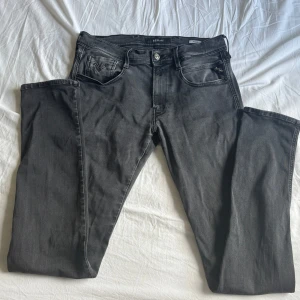 Replay Anbass svarta jeans - Replay – Svarta jeans 	•	Modell: Anbass Slim Fit 	•	Storlek: W32 L34 	•	Färg: Svart 	•	Skick: Mycket bra, sparsamt använda – inga defekter  Stilrena svarta jeans från Replay i modellen Anbass Slim Fit. Sitter snyggt och är lätta att matcha till både vardag och fest. Ett par kvalitetsjeans som håller länge.  📦 Skickas snabbt och välpaketerade.