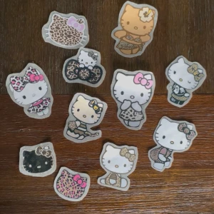 Hello kitty klistermärken - 11 stycken leopard hello kitty klistermärken 🩷Kommer finnas fler olika på min profil och även andra hello kitty saker för billiga priser☺️