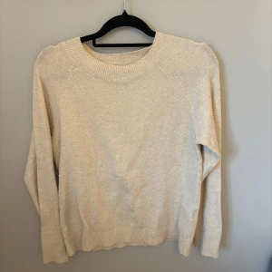 Beige stickad tröja från Vero Moda - Mysig beige stickad tröja från Vero Moda i storlek XS. Tröjan har rund halsringning, ribbade muddar och lång ärm. Den är väldigt nopprig och välanvänd.💓