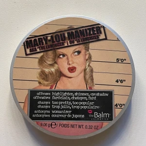 Mary-Lou Manizer highlighter theBalm - Ikonisk highlighter från theBalm i nyansen Mary-Lou Manizer. Pressat puder med champagneguldig ton och intensivt glow. Kan användas som highlighter, ögonskugga eller shimmer. Kommer i rund dosa med spegel och retroinspirerad design.