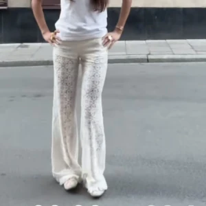 Vita spetsbyxor med bootcut - Säljer ett par vita byxor i spets med snyggt mönster och bootcut-modell. skön passform och jätte coola😌 (inbyggda shorts)