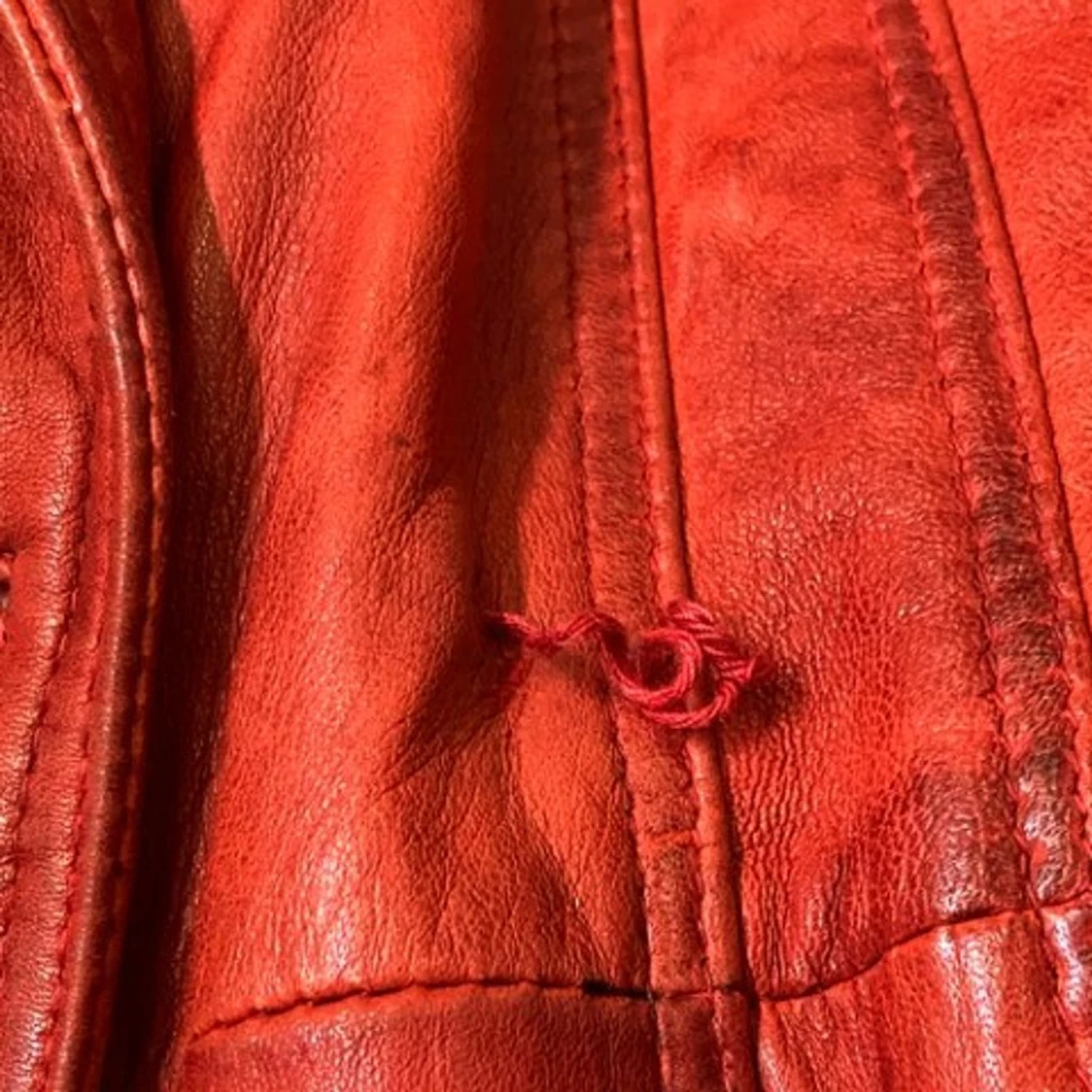 Röd skinn trenchcoat/kappa från Aviatrix - 2