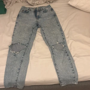 Perfekta ljusblå jeans med slitningar - Ljusblå jeans från g perfect jeans i rak modell med snygga slitningar och hål på båda knäna. Klassisk femficksdesign, dragkedja och knapp framtill. Perfekta för en avslappnad och trendig look.