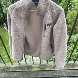 Patagonia fleece jacka - Patagonia fleece jacka beige i storlek S den är i fint skick. Bara att fråga vid frågor samt intresse.