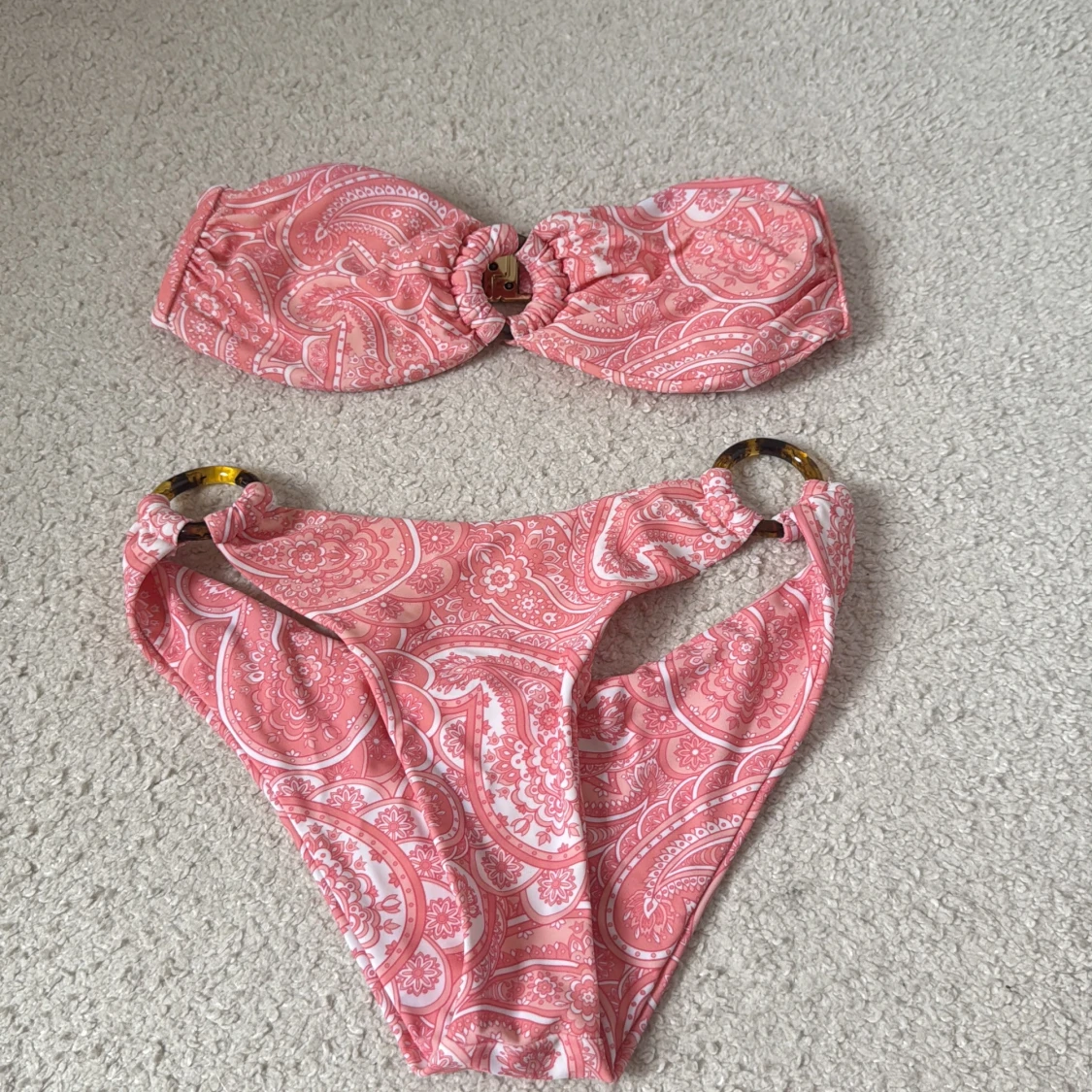 Rosa bandeau bikini med paisleymönster