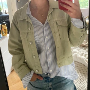 Ljusgrön jeansjacka - En jättefin ljusgrön jacka från Ginatricot!! Köpt för några årsedan men knappt använd så gott som ny. Strl M. En lite kortare modell på jeansjacka men skulle inte klassa den som oversized.