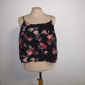 Tre överdelar - Bild 1: Linne från H&M storlek 38. Bild 2&3: Tröja utan lapp. Tror det är en offshoulder tröja Bild 4: Kofta från lager 157 storlek M