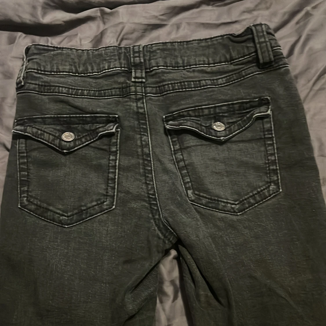 Svarta bootcut jeans med fickdetaljer - 1