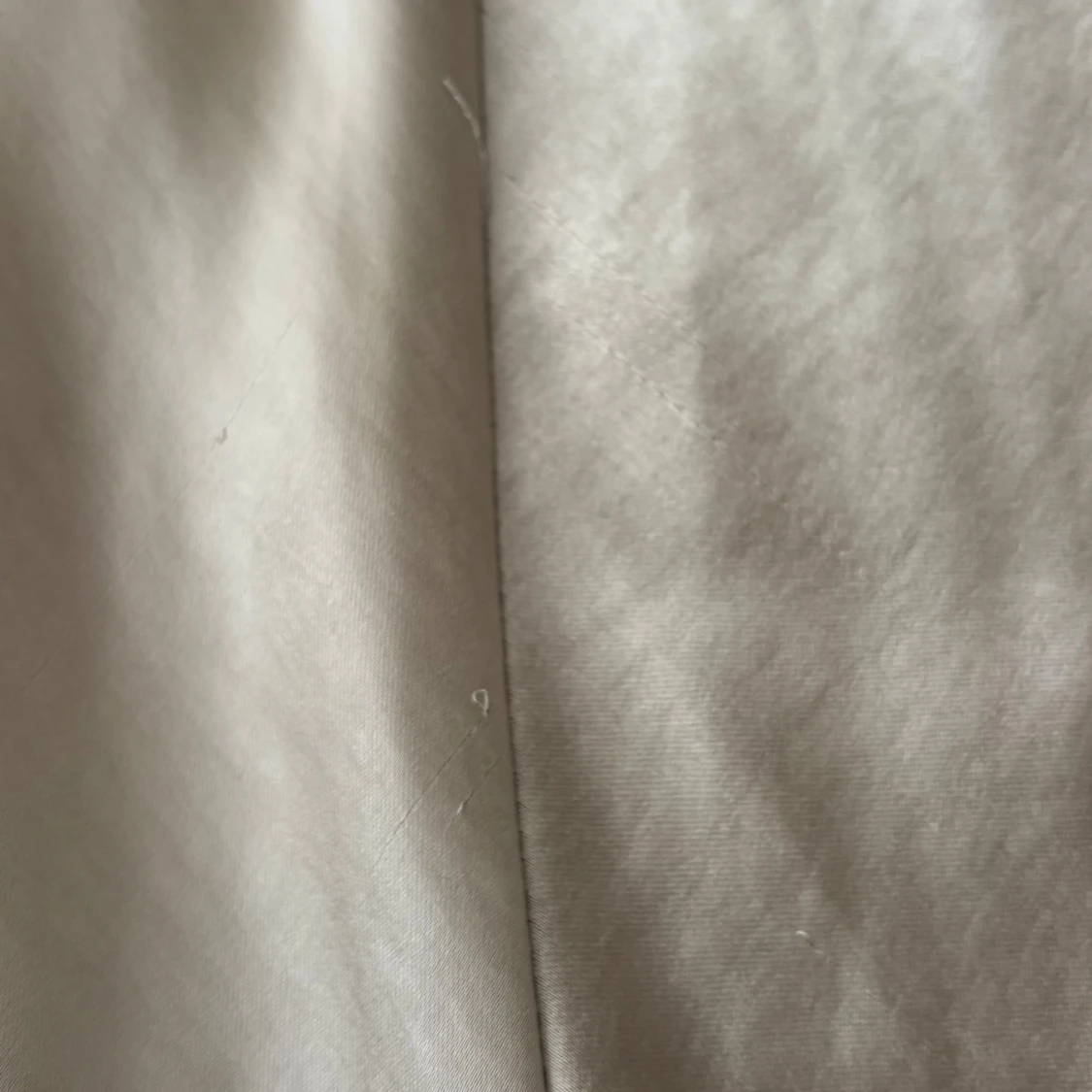 Beige satinkjol med slits - 3