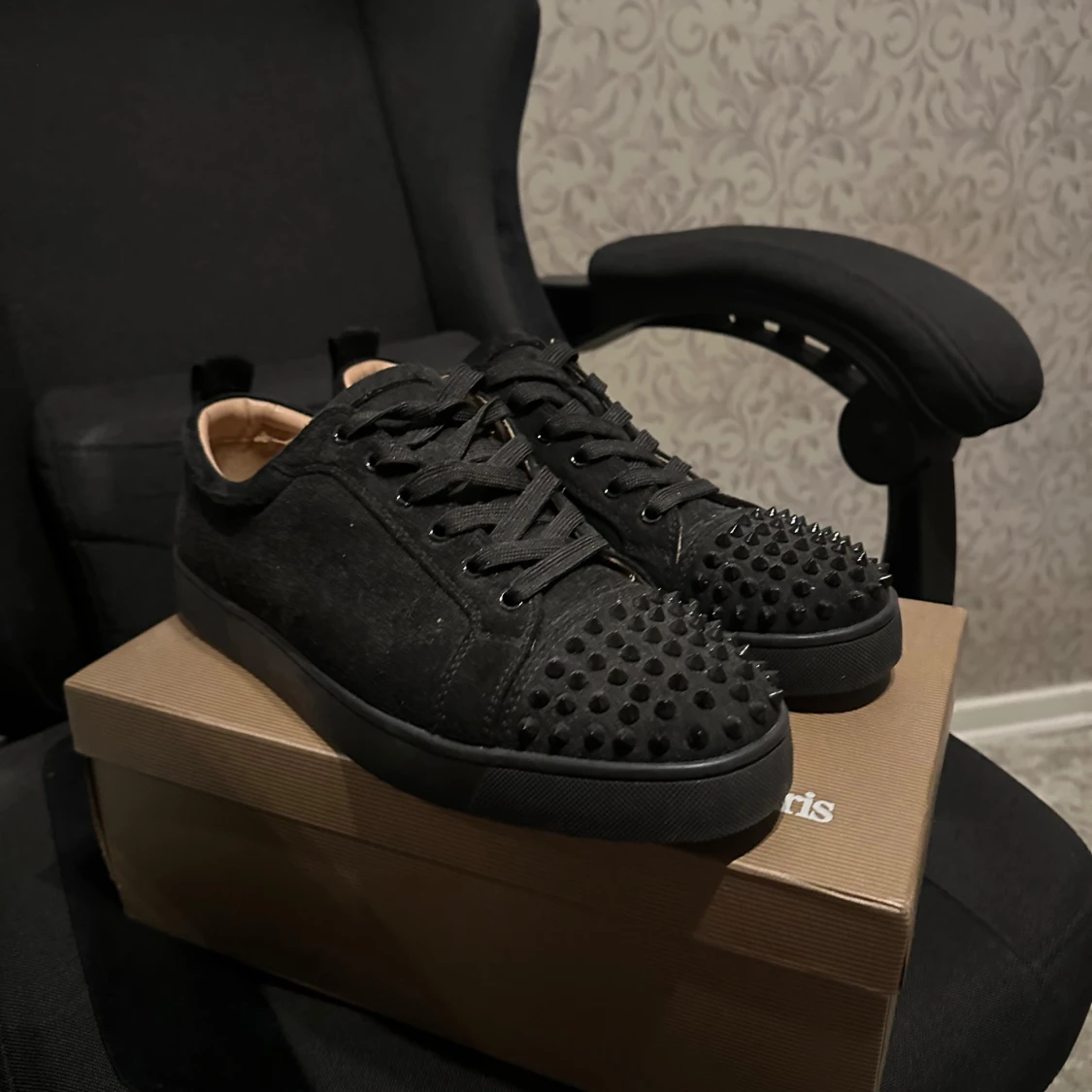 Christian Louboutin svarta sneakers med nitar