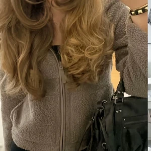 Brun teddyjacka från H&M - Mysig beige teddyjacka från H&M med dragkedja framtill. Jackan har en mjuk och fluffig yta, perfekt för kyliga dagar. Den har långa ärmar och två praktiska fickor framtill. En stilren och bekväm jacka för en avslappnad look. Bilderna är från förra ägaren!