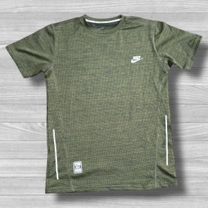 Nike t-shirt - Nike t-shirt i grönt med diskret rutigt mönster och vita detaljer. Klassisk rund hals och korta ärmar. Liten Nike-logga på bröstet och etikett nedtill. Tillverkad i mjuk polyester som andas, perfekt för träning eller chill.
