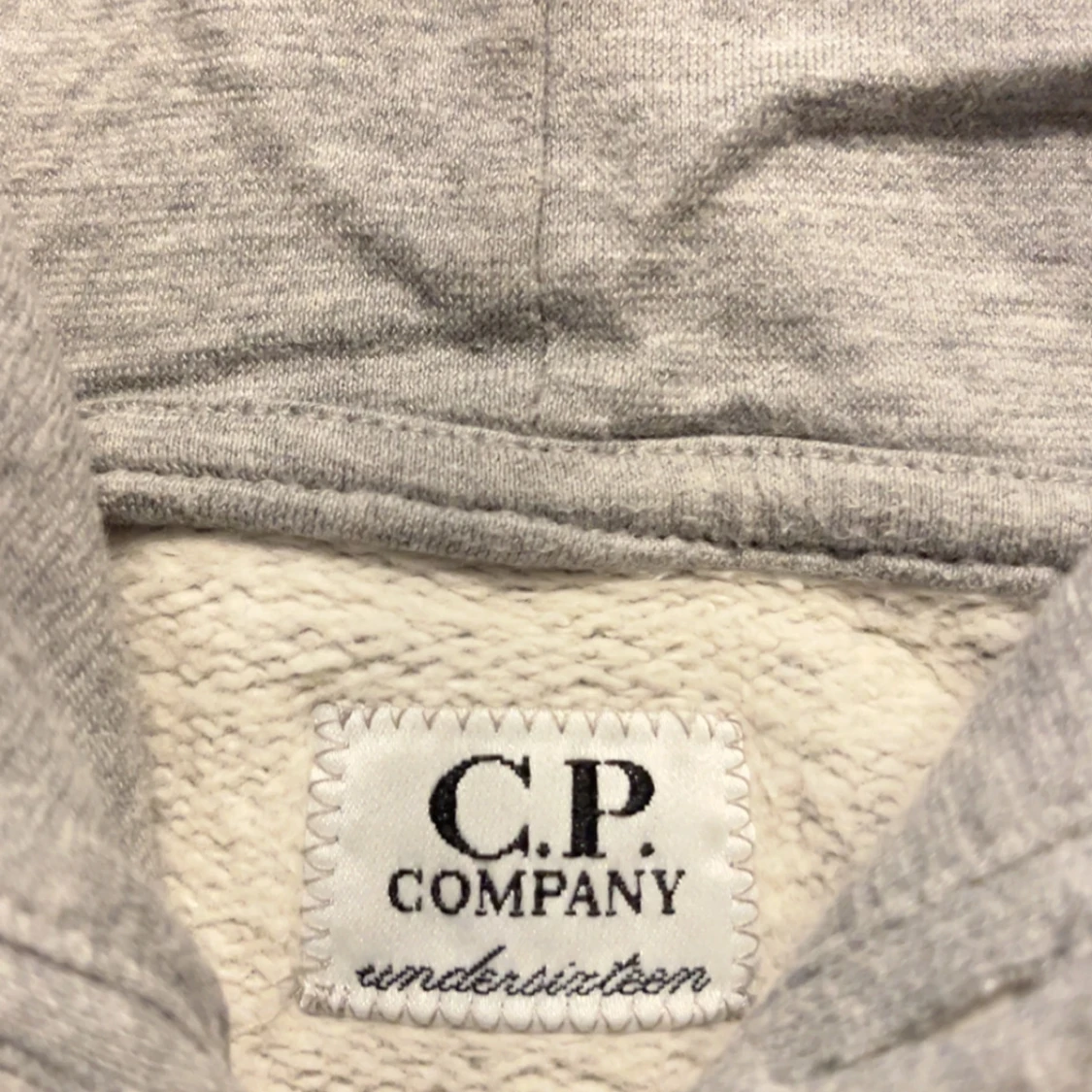 Grå hoodie från C.P. Company - 2