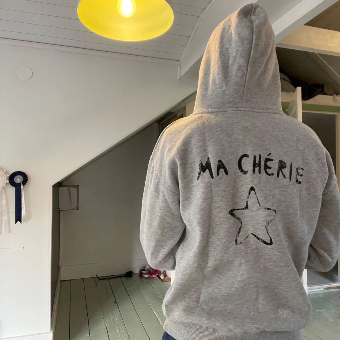 Grå hoodie med Ma Chérie-tryck - 1
