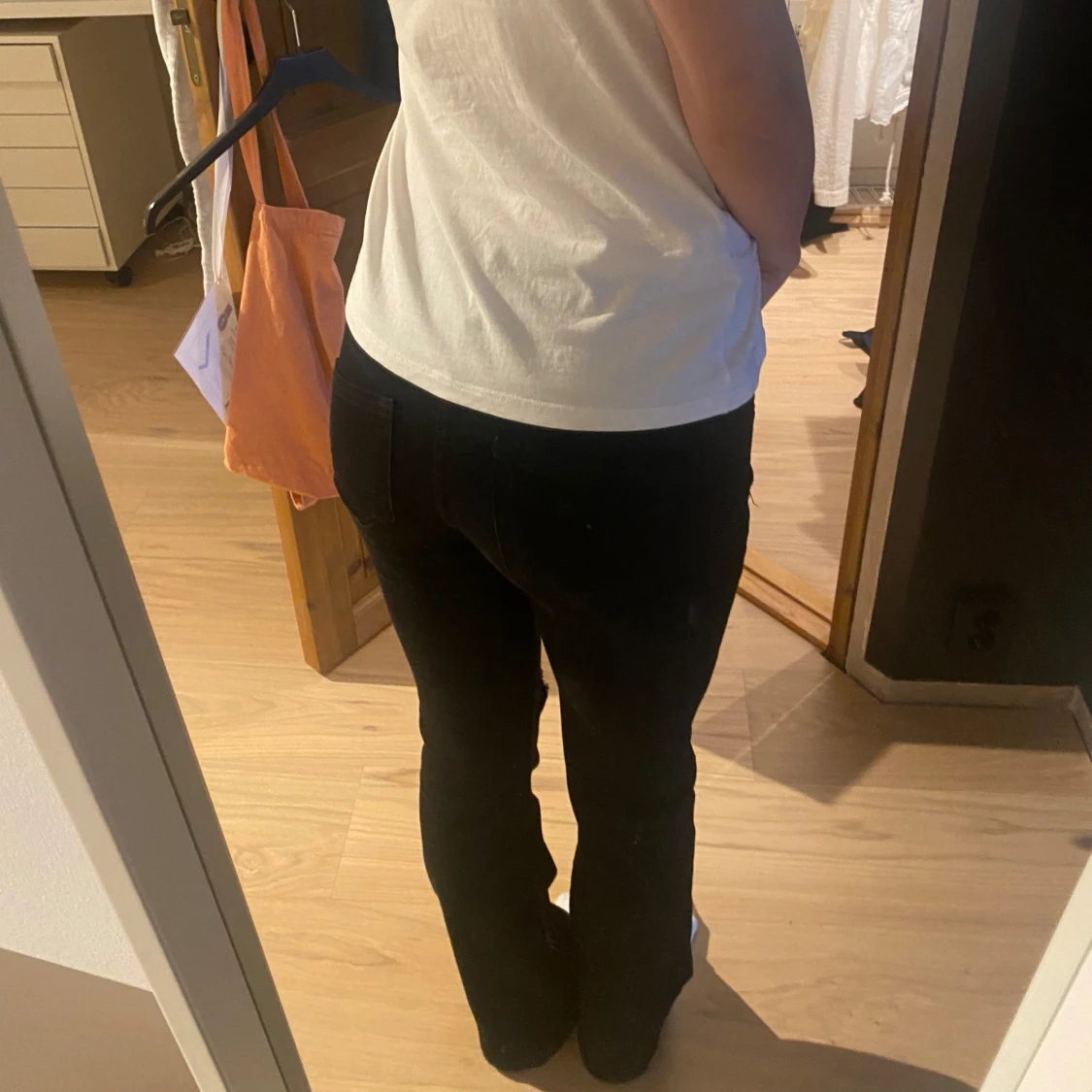 Svarta bootcut jeans med egengjorda hål - 1