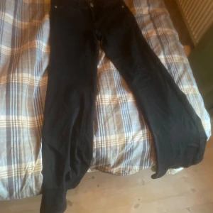 Svarta lågmidjade jeans bootcut - Säljer ett par svarta lågmidjade jeans med bootcut. Sitter superfint och är i mycket fint skick, de är normala i storleken och är i storlek s med längden 30 