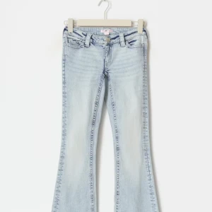 Ljusblå bootcut jeans med broderi - ENDAST BYTEN!! Vill byta mot ett par i storlek S, dessa är i M. Endast använda 1 gång. Snygga ljusblå jeans med bootcut-modell och coolt rosa broderi på bakfickan💓