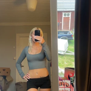 Grön/ grå croppad långärmad topp Bik Bok - Säljer en stilren grå croppad topp från Bik Bok i storlek S. Toppen har lång ärm och en snygg fyrkantig urringning som ger en modern vibe. Mjuk och stretchig bomullskänsla, perfekt att matcha med jeans eller kjol. Fråga gärna om fler bilder eller info!