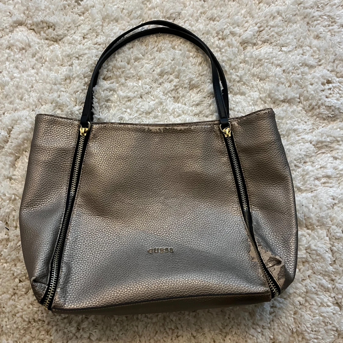 Guess metallic axelväska med dragkedjor