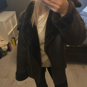 Mörkbrun jacka Kappahl - Säljer en mörkbrun teddyjacka från Kappahl🤍