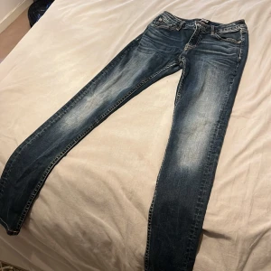 Crocker 211 jeans blå - Säljer ett par Crocker 211  jeans i mörkblå. Passar stl 29/ 32