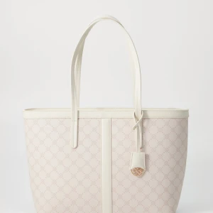 Väska   - Snygg shoppingväska från Anna field i ljusbeige och vitt med diskret mönster och klassisk logga i guld. Väskan har långa handtag och rymlig insida, perfekt för att bära med sig allt man behöver. Tillverkad i syntetmaterial med stilrena detaljer.   Den är helt ny och oanvänd!!‼️🩷